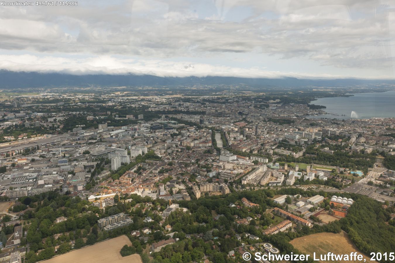 Blick über Carouge (Position 2'499'757.91, 1'116'398.14) nach Genf. Im Hintergrund: Meyrin.